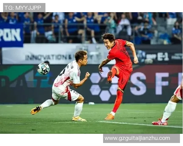 足球明星在赛场上激烈对抗时踢球脱皮的真实瞬间分享