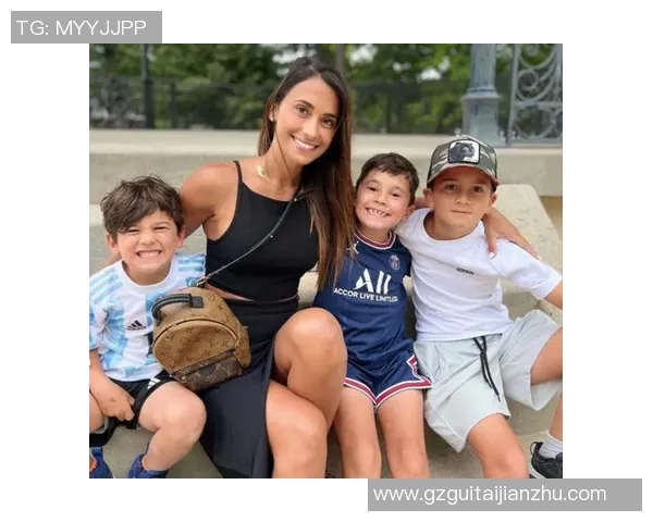 足球明星与家养鱼的温馨生活瞬间分享 足球明星与家养鱼的温馨生活瞬间分享